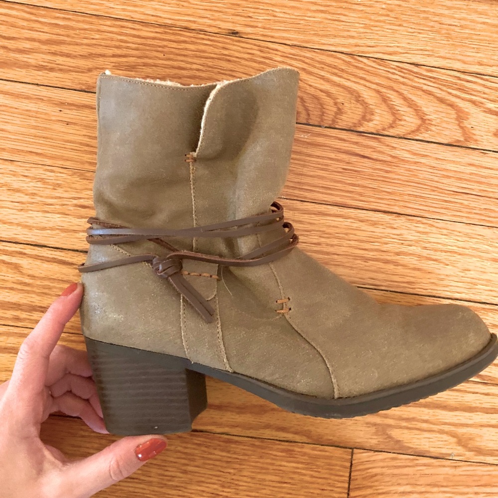 Sporto Tan Heeled Boots with Strap Detail - Picture 6 of 10